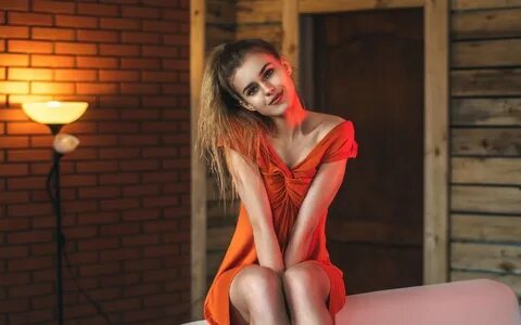 Девушка позирует перед