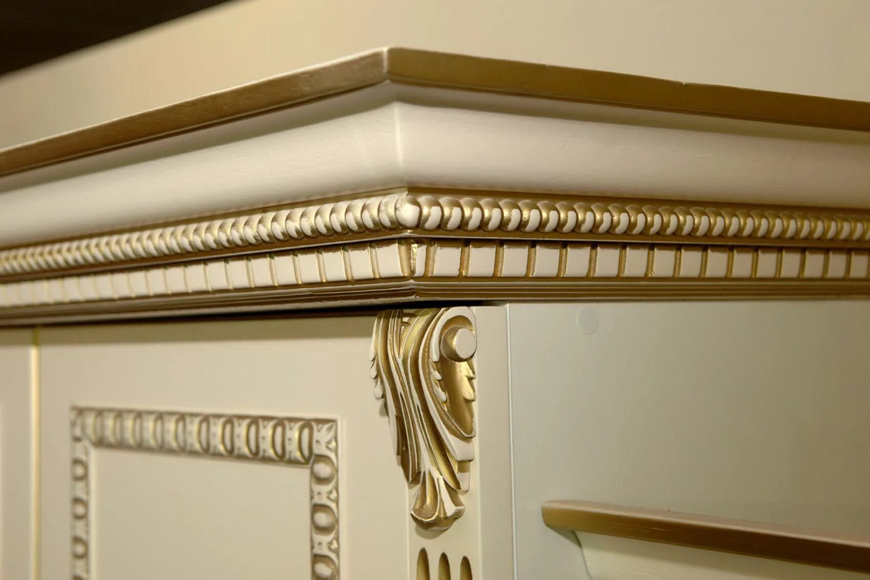 Молдинги на мебельные фасады. Декоративный молдинг для мебели. Молдинг мебельный декоративный. Гибкий самоклеящийся молдинг центурион. Латунный молдинг для мебели.
