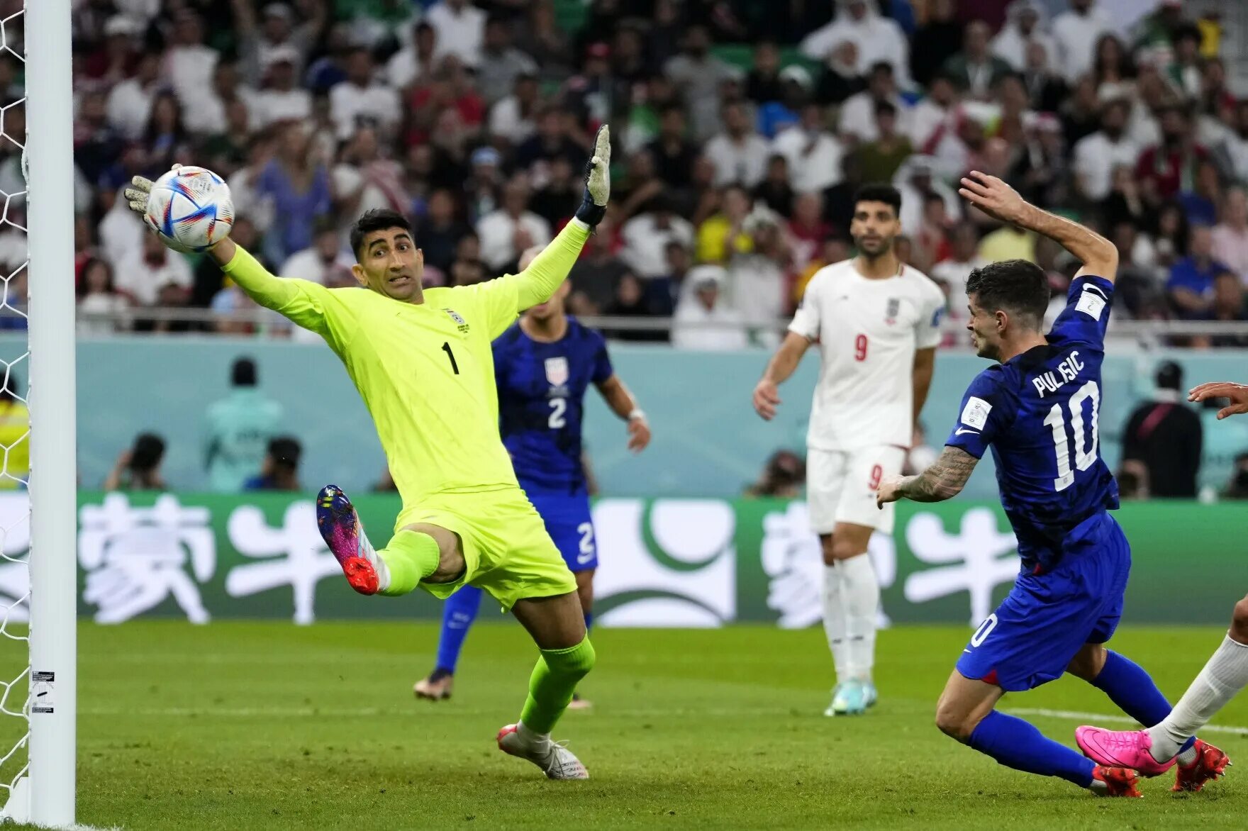 World cup matches. Алиреза Бейранванд. Кристиан Пулишич 2022. Qatar 2022 World Cup. Иран США футбол ЧМ 2022.