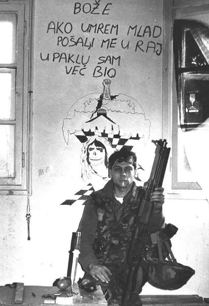 Югославский солдат. Надписи на стенах Югославии.