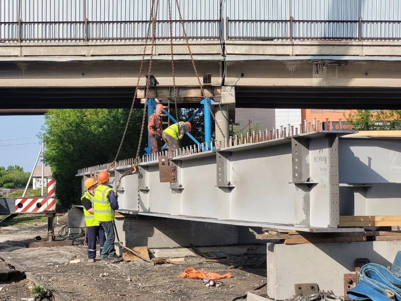 Монтаж пролета. Балка пролетного строения. Опоры моста. Ремонт моста. Крепление пролета моста.