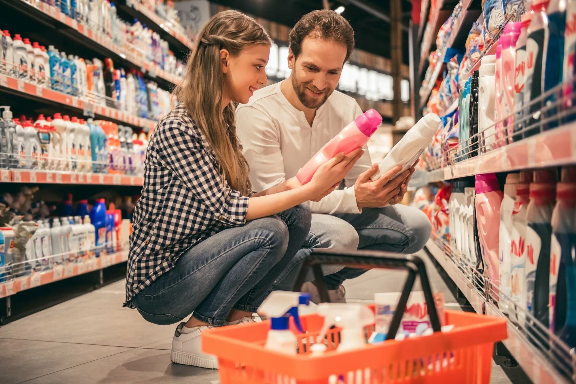 Go shopping to a supermarket. Семья в супермаркете. Шоппинг в супермаркете. Мужчина в супермаркете. Молодёжь в супермаркете.