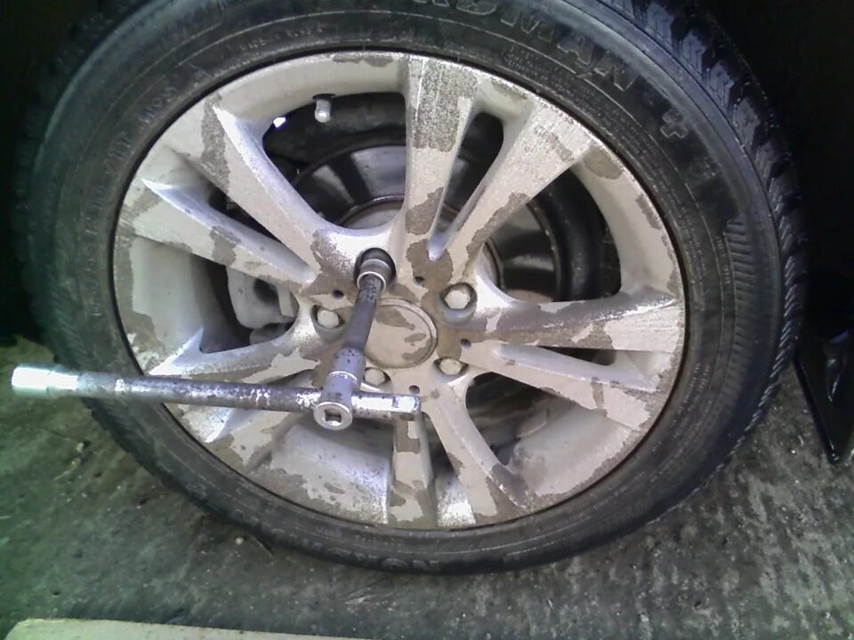 заглушки на ступицы рено логан 2. откручивать колеса у рено логана. логан 1 снятие подкрылок. снятое колесо рено логан 1. 4.