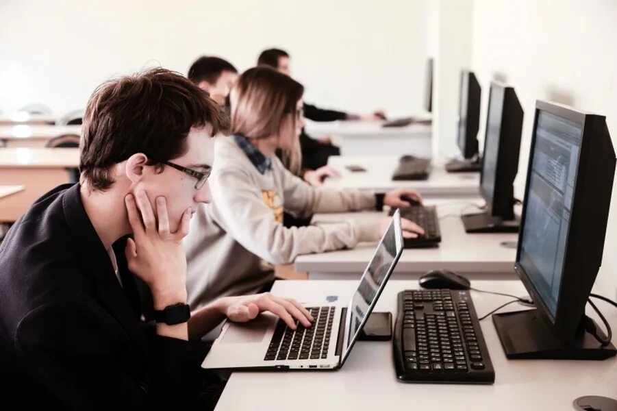 Тоже компьютер. Студенты АЙТИ. Общество и компьютер. Много студент сидит за компьютером. Преподаватель it.