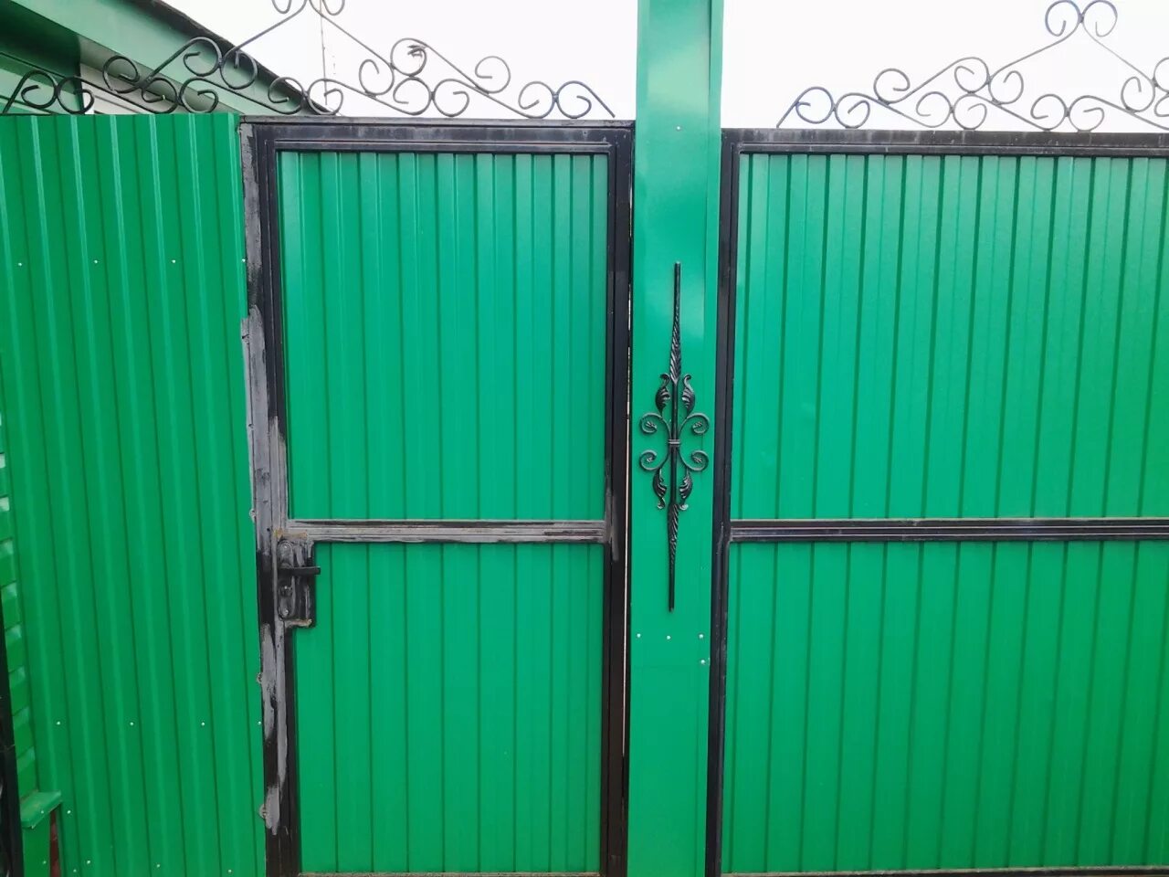 Калитка из профтрубы 50 мм. Каркас калитки из профильной трубы под металлопрофиль. Калитки из трубы. Калитки из трубы. Калитка из профильной трубы.