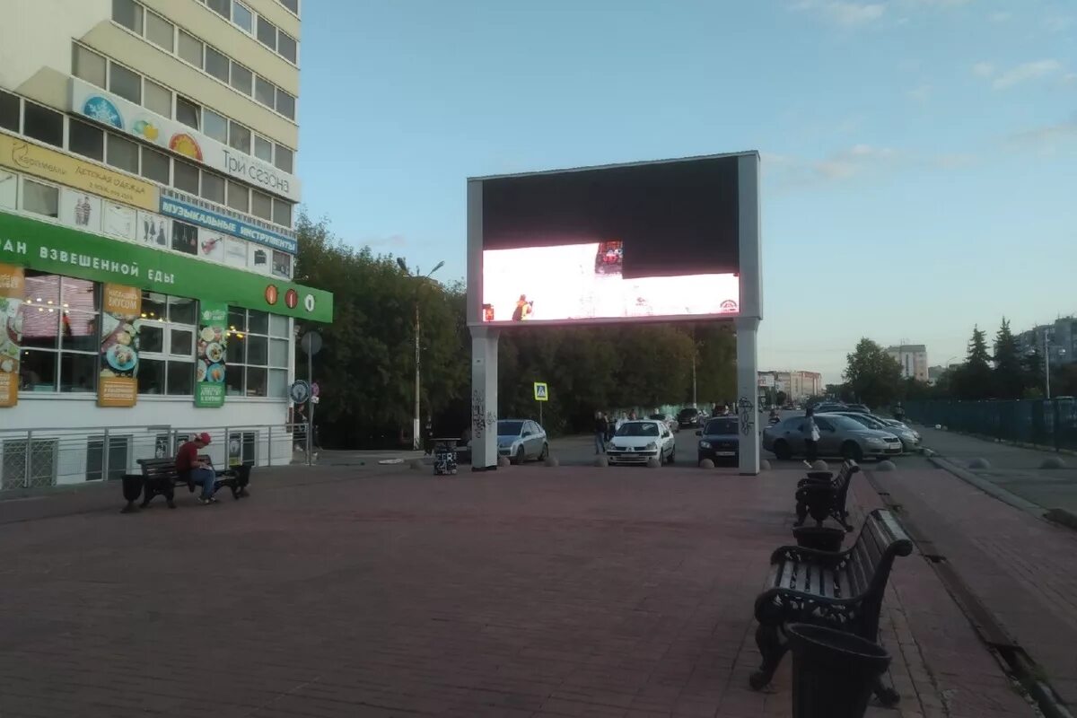 Экран на Трехсвятской Тверь. Большой экран на площади. Большой экран на Трехсвятской. Экран на Тверской. Сбербанк трехсвятская