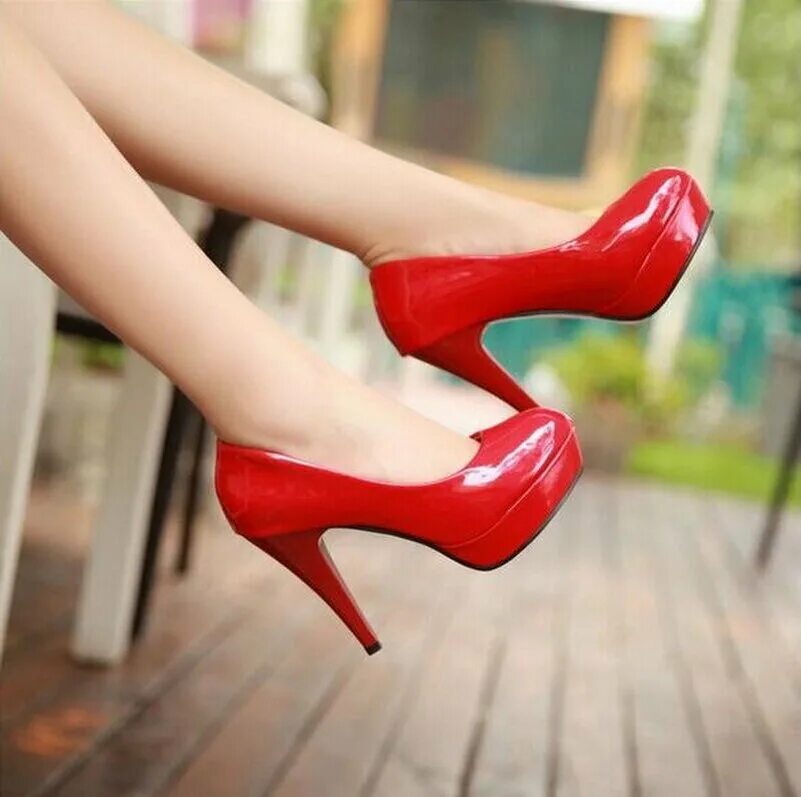 Обувь баленсиага красные. Ноги в туфлях. К чему снятся красные каблуки. Красные туфли. Красные туфли на шпильке.