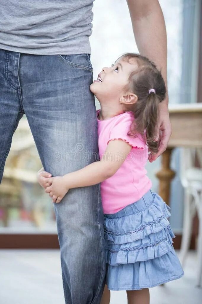 Dad daughter teen. Ребенок обнимает маму за ногу. Ребенок обнимает папу за ногу. Маленькая взрослая девочка. Папа обнимает дочку.