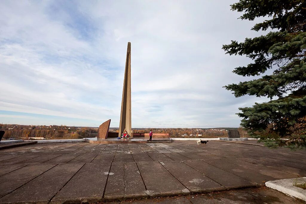 Зубцовский мемориал Московская гора. Город зубцов мемориальный комплекс. Зубцовский мемориальный комплекс зубцов. Стела мемориал зубцов.