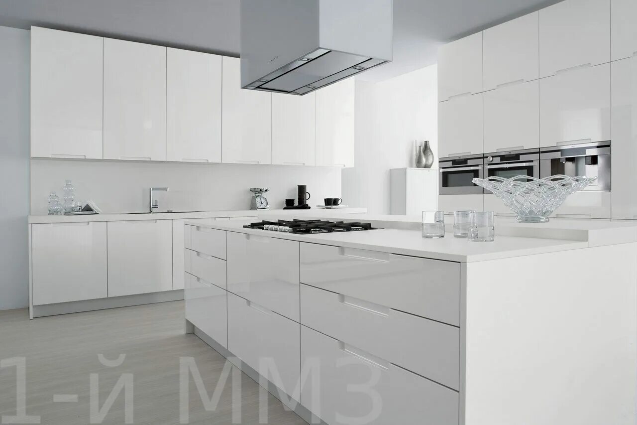 Кухня Blum глянец белый. Столешница Azurita White 8110. Белая глянцевая кухня. Ручки для белой кухни. Глянцевая кухня царапины