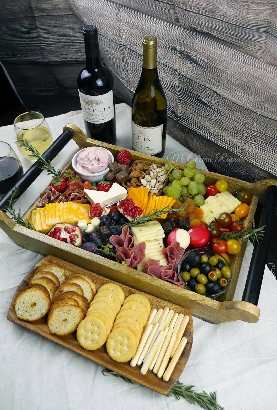 Закуски к красному сухому вину. Закуски к вину красному. Что подходит под вино. Вино и закуски сочетание. Вино и сыр.