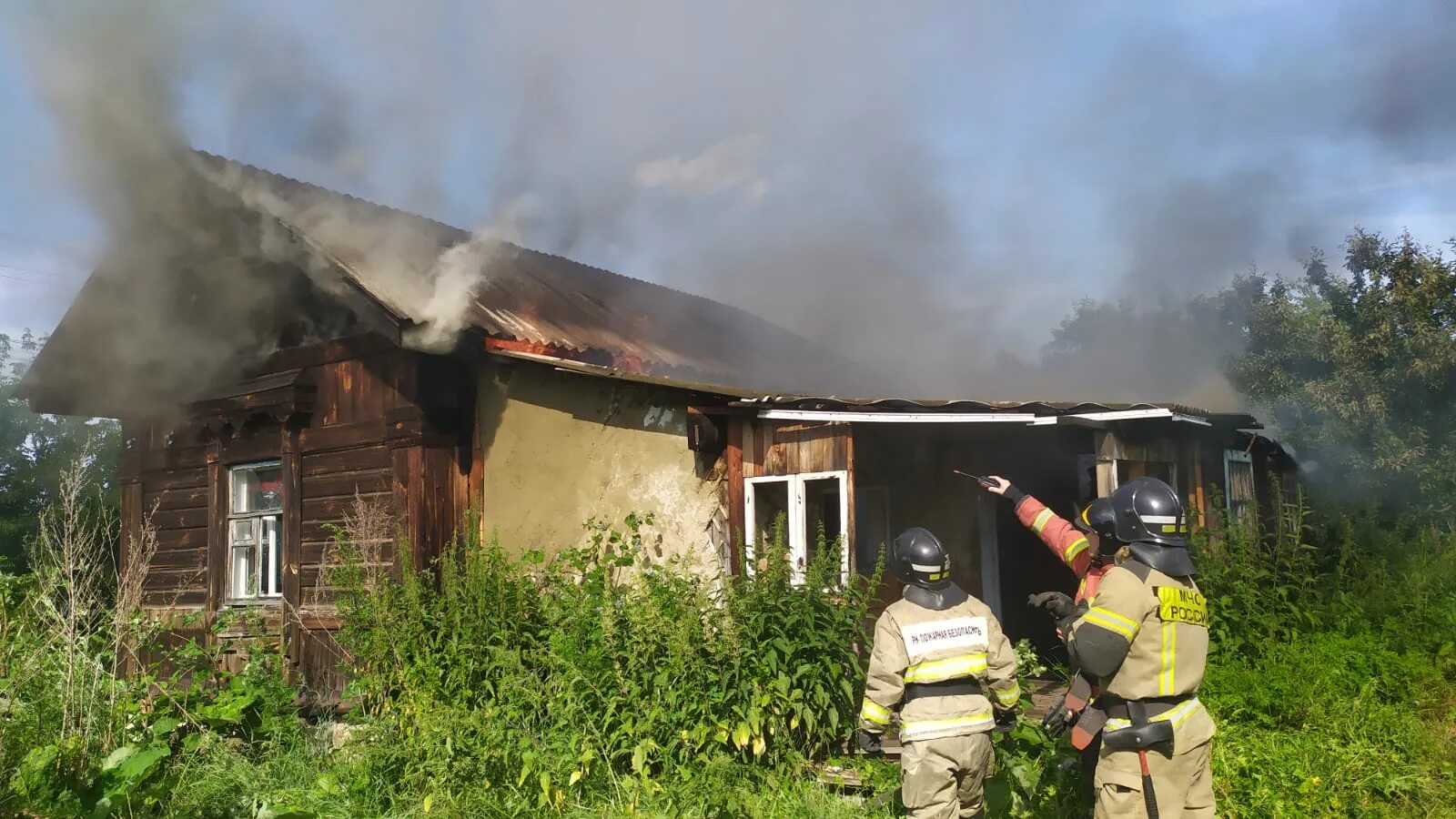 Пожар в доме. Горящий дом. Пожар в деревянном доме. Дом горит.