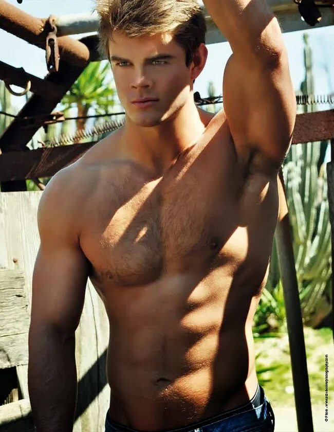 Двое русских мужчин. Ларс остлинг. Три мужика. Три парня обнимаются. Два накаченных парня.