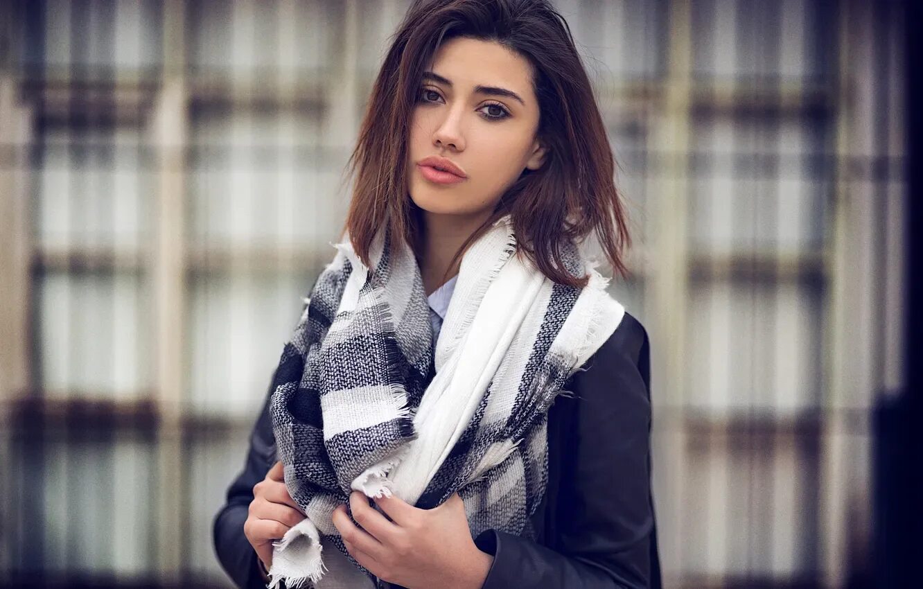 Scarf girl. Девушка в шарфе. Объемный шарф с пальто. Модная девушка. Шарфы.