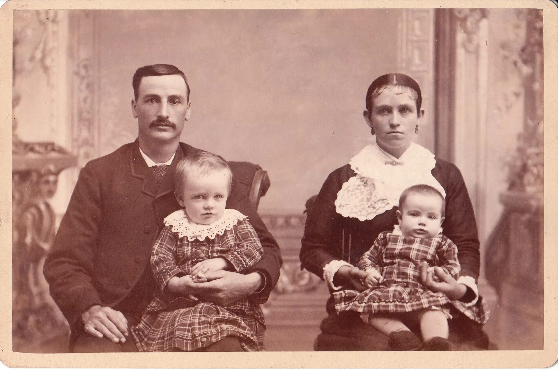 Старые семейные портреты. Старинные семейные снимки. Старинный портрет семьи. Старинные фотографии семьи. Родители старые отец