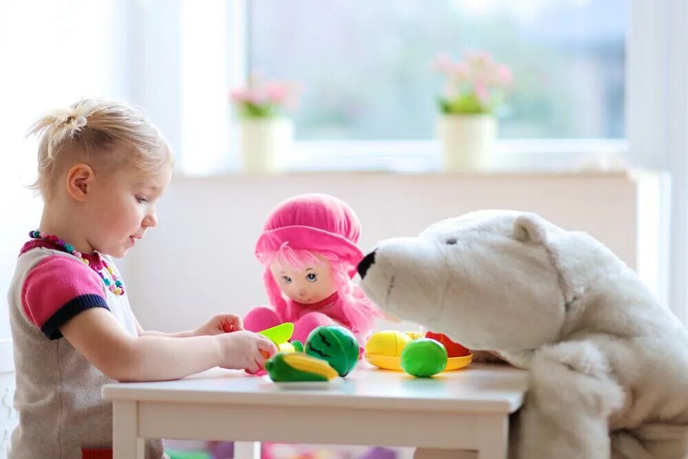 Девочка играет маленькими игрушками. Игрушки для детей. Интересные игрушки для ребенка девочки. Игрушки для детей в детском саду. Ребенок с игрушкой в руках.
