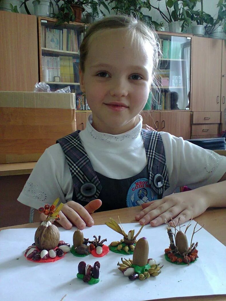 Поделки для школьников. Поделка из природного материала в школу 1 класс. Поделки для начальной школы. Поделки на тему школа. Поделки в школу.