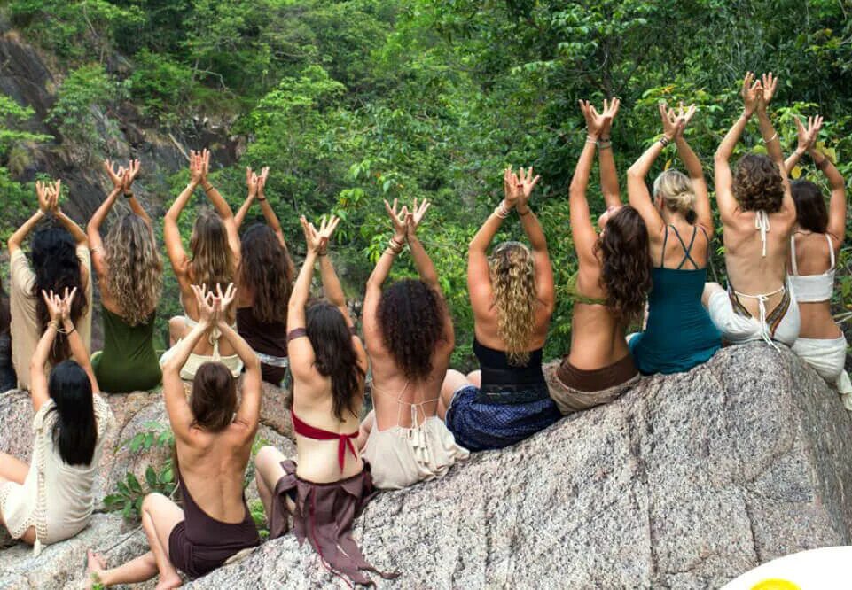 Женские практики. Женщин по кругу видео. Новогодний женский круг. Женщин по кругу видео. Круг женщин.