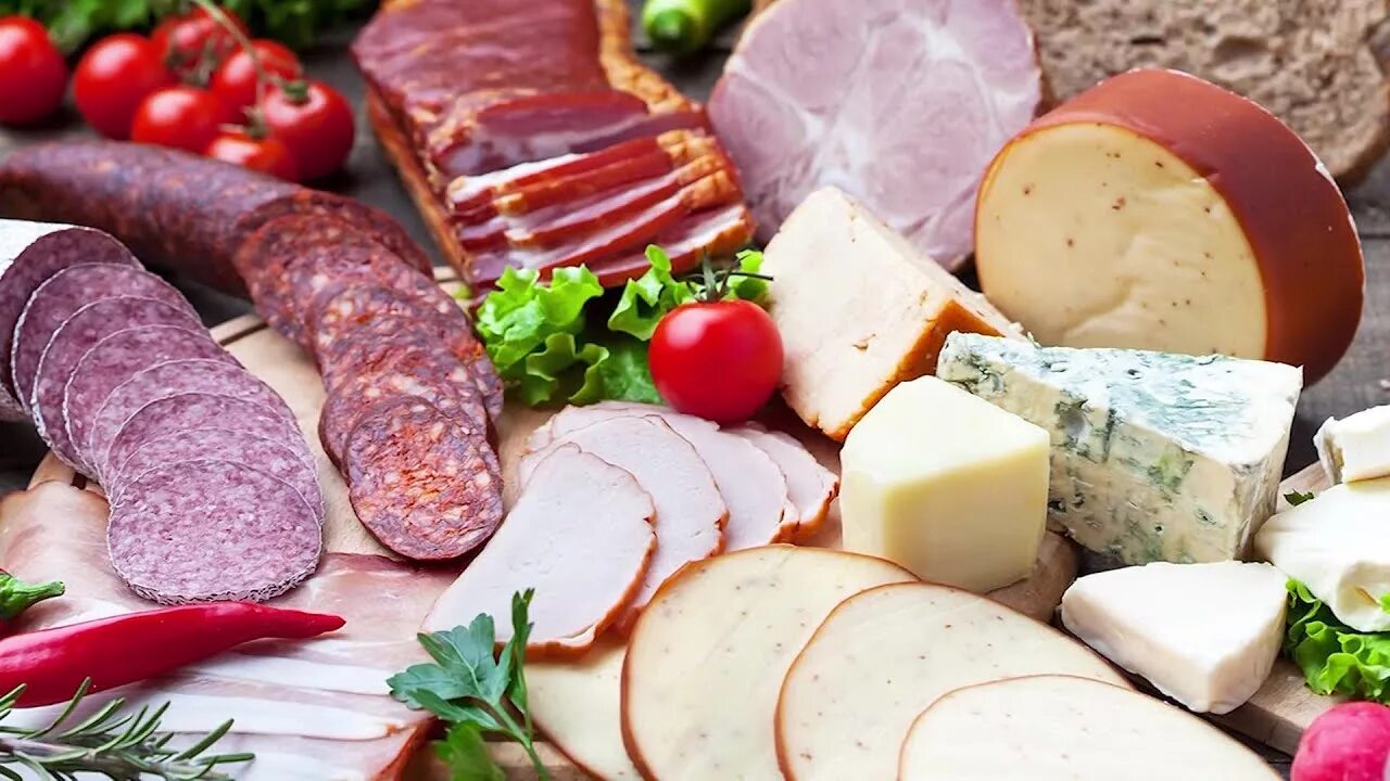 Молочные и колбасные изделия. Продукция сыра. Белый сыр. Сырая продукция. Молочный изделия.