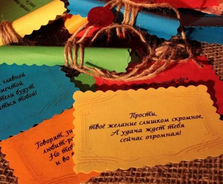 Записки с пожеланиями на новый год. Предсказания и пожелания на бумажках к новому году. Новогодние смешные пожелания предсказания на бумажках. Предсказания на новый год на бумажках для коллег. Новогодние записки с пожеланиями.