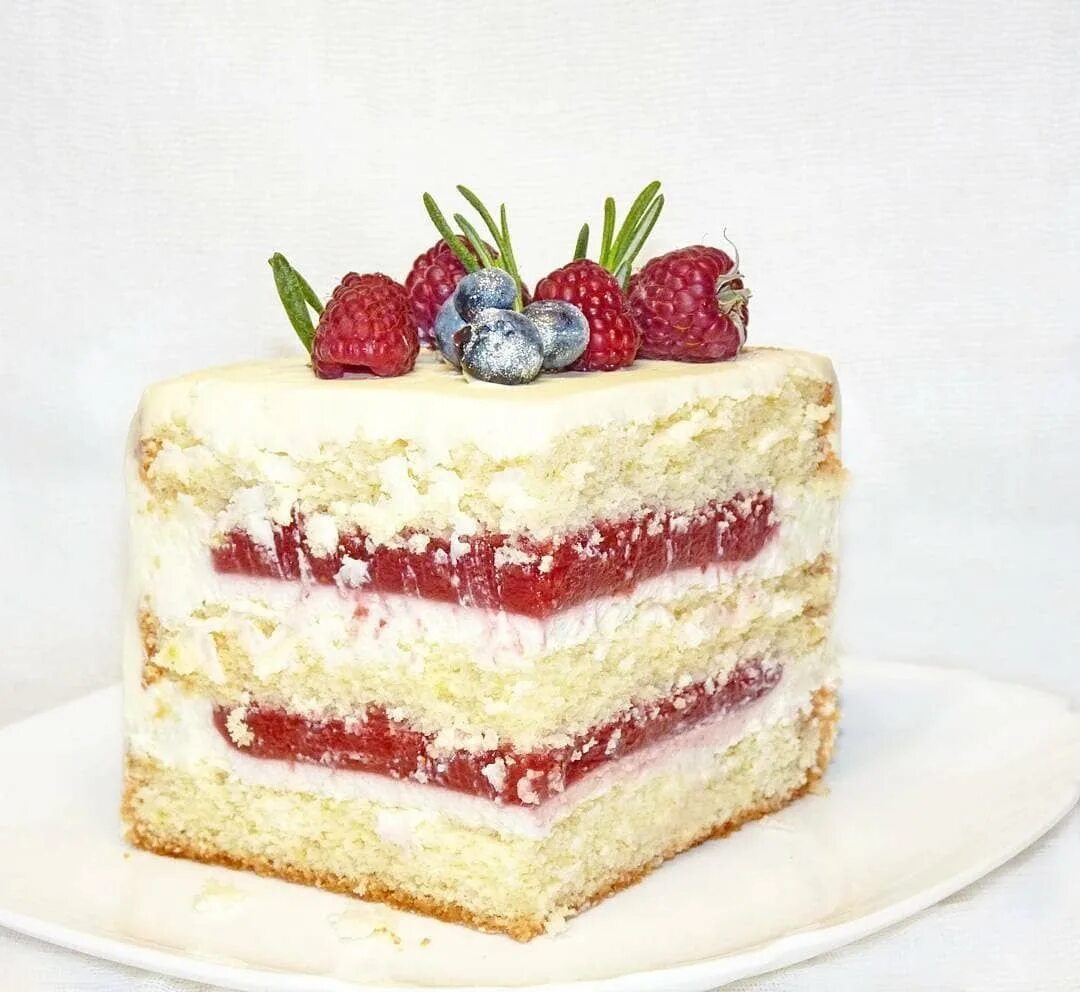 Торт малиновый пломбир я тортодел. Молочная девочка с вишней. Молочная девочка с клубничным конфи. Бисквитный торт с кремом чиз. Торт молочная девочка с малиновым конфи.