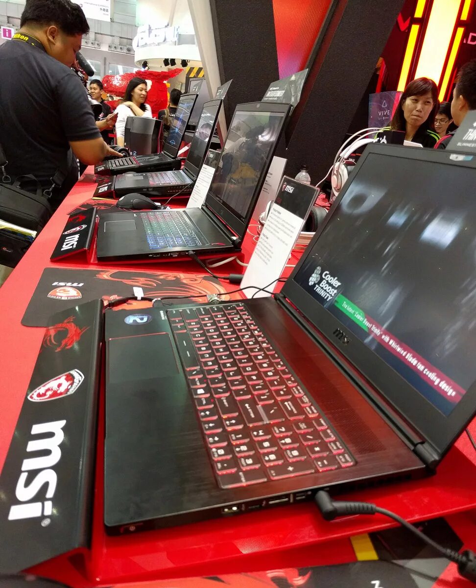 Магазин игровых ноутбуков. MSI предатор. Игровой ноутбук. Огромный игровой ноутбук.