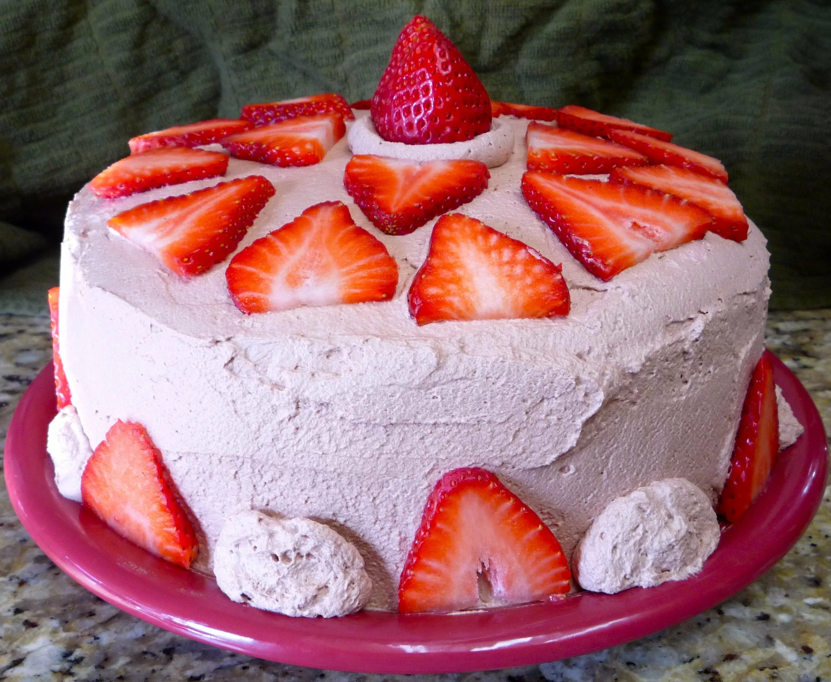 Клубничный торт «бисквит королевы виктории». Торт клубника пломбир. Торт "клубничный пломбир". Красивый торт с клубникой. Торт клубника лайм базилик.