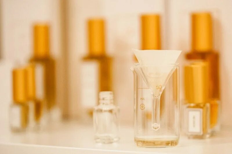 Парфюмерная лаборатория. Парфюмерно-косметические средства. Парфюмернаяпромышленност. Парфюмер создание духов. Парфюмерные истории.