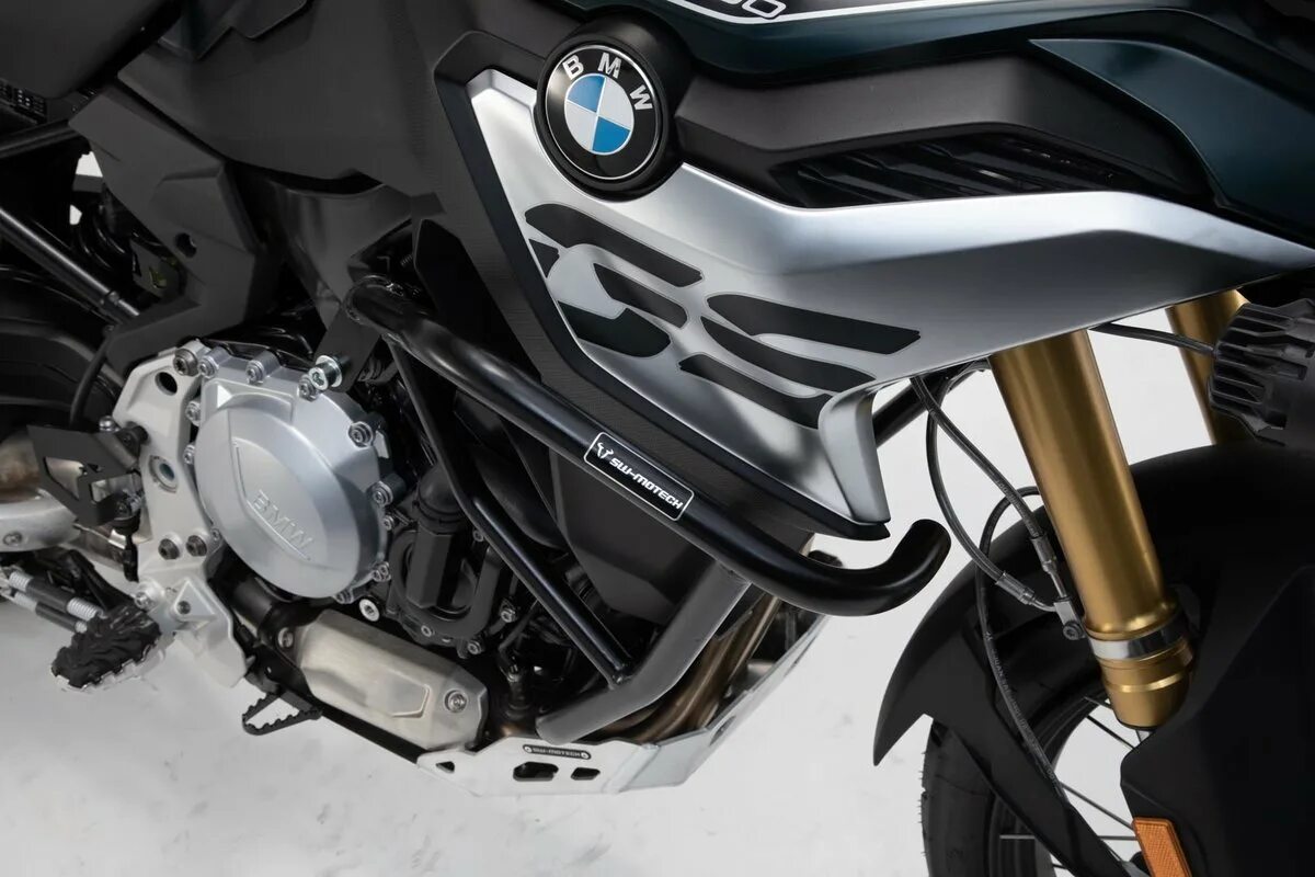 Sw motech. BMW f750gs двигатель. Дуги для мотоцикла BMW f850gs. BMW f750gs дуги. Защитные дуги BMW f750gs Turratec.