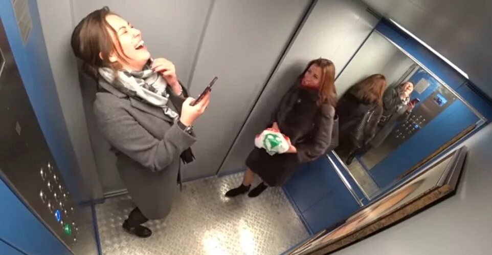 Девушка возле лифта. Клаустрофобия в лифте. Фотосессия в лифте девушка. Баба в лифте. Нападение на девочку в лифте.