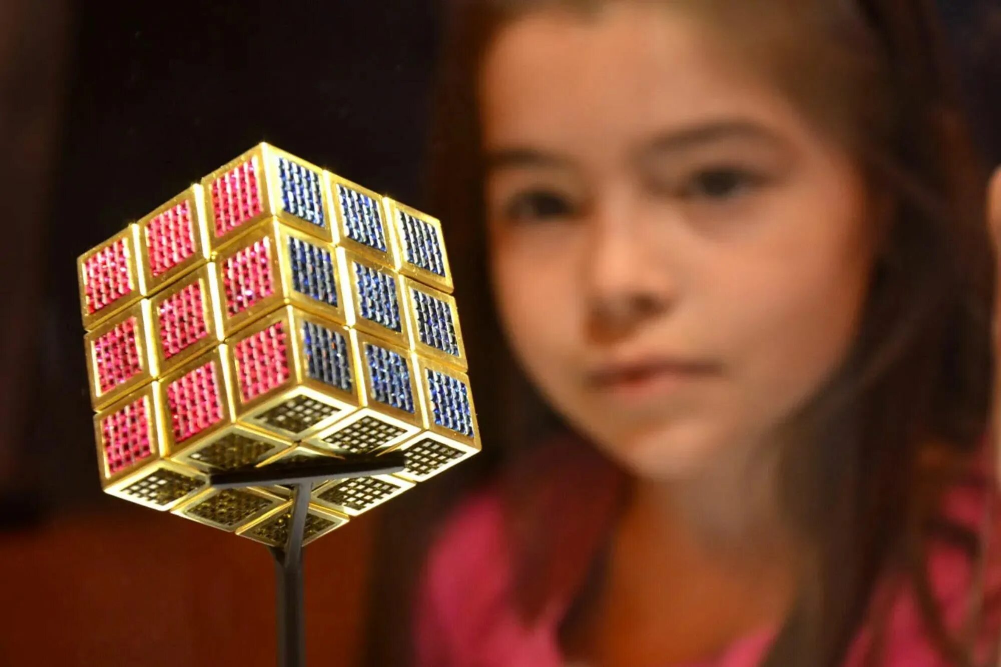 Кубик рубика дорогой. Кубик рубика «masterpiece cube». фред куэльяр кубик рубик. самый дорогой кубик рубика. кубик рубика за 1000000.