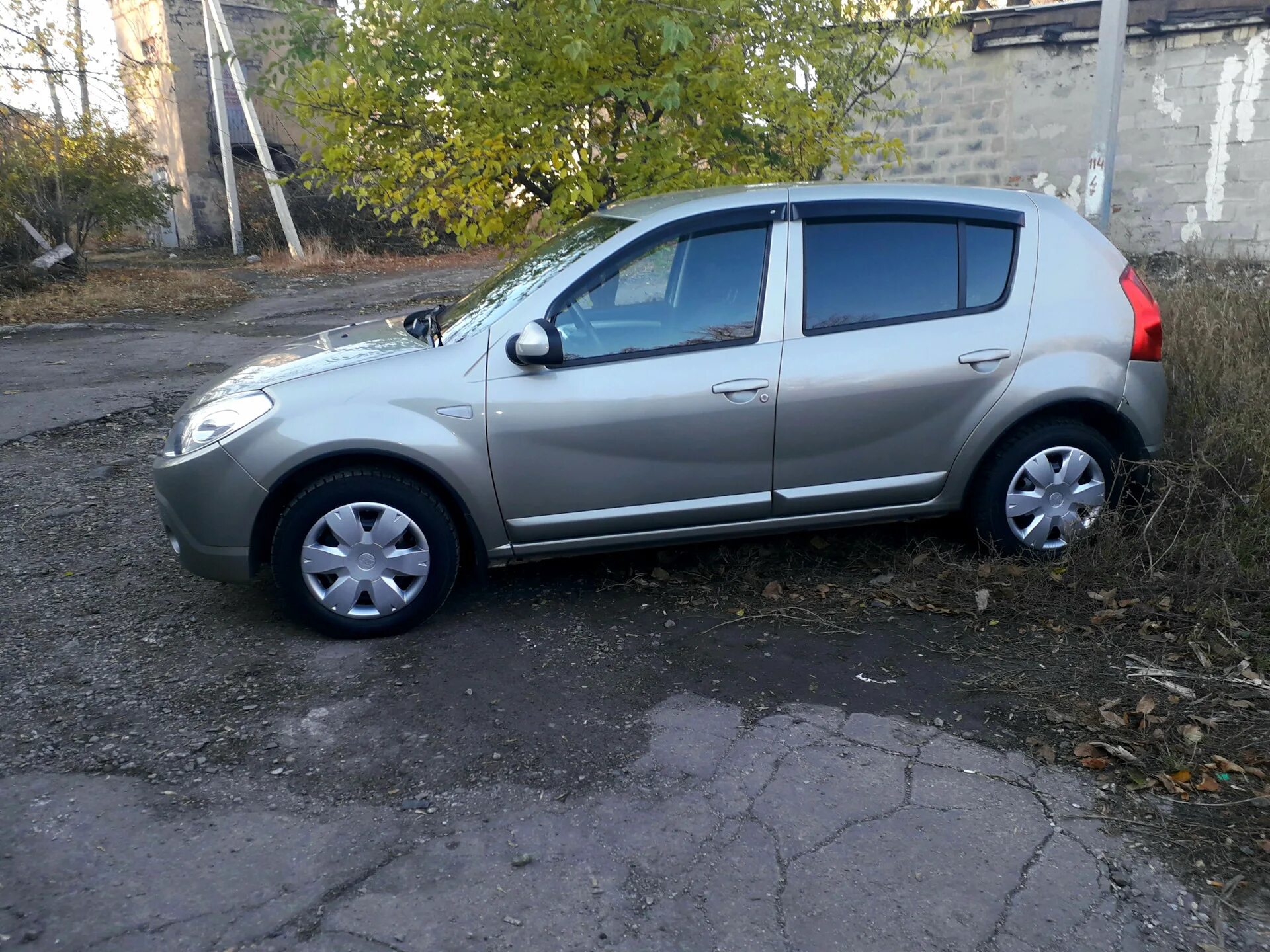 Размер резины рено сандеро. 195 65 R15 на Рено Сандеро степвей 1. 195/65 R15 Renault Sandero. Колеса на Рено Сандеро 1,4. Колеса на Рено Сандеро 1.