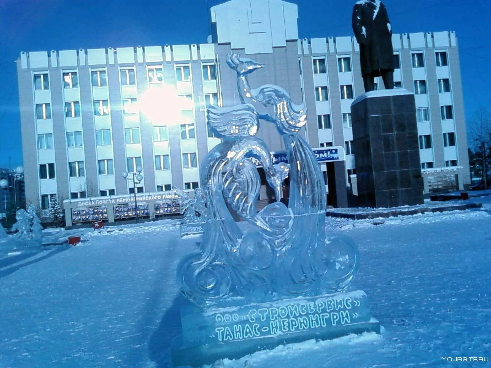 Тюмень нерюнгри. Нерюнгри города якутии. нерюнгри памятник ленину. южная якутия нерюнгри. монумент сэргэ нерюнгри.
