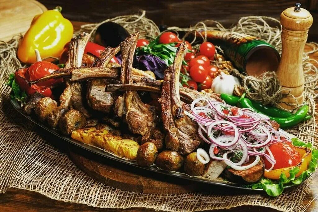 Еда пицца. Блюда в ресторане. Еда недалеко. Брускетта с ростбифом, чатни из манго, щавеля с тобико. Кафе реберная в москве.