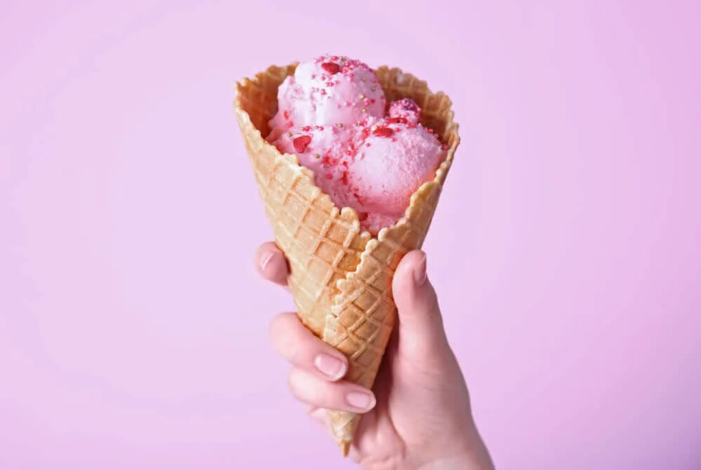 Мороженое рожок. Ice cream мороженщик. Мороженое фон. Мороженое рожок. Шарик мороженого в рожке.
