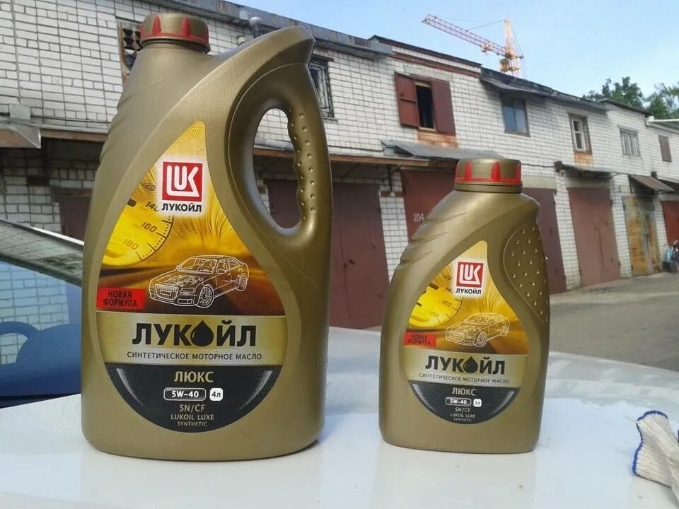 Какое масло лучше генезис или люкс. Лукойл 5w40 синтетика. лукойл люкс 5w40 гранта 8 кл. лукойл люкс api sn синтетическое. лукойл люкс 10w40 в хендай акцент.