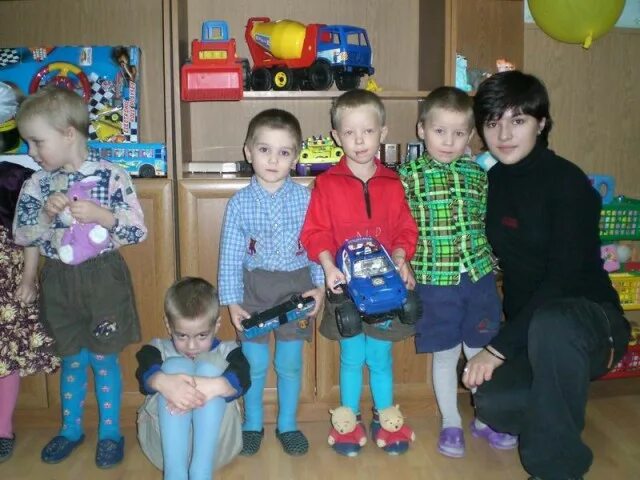 Детский дом садик. Мальчишки в детском доме. мальчик в детском доме. детский дом в железнодорожном. детский сад мальчики в колготках.