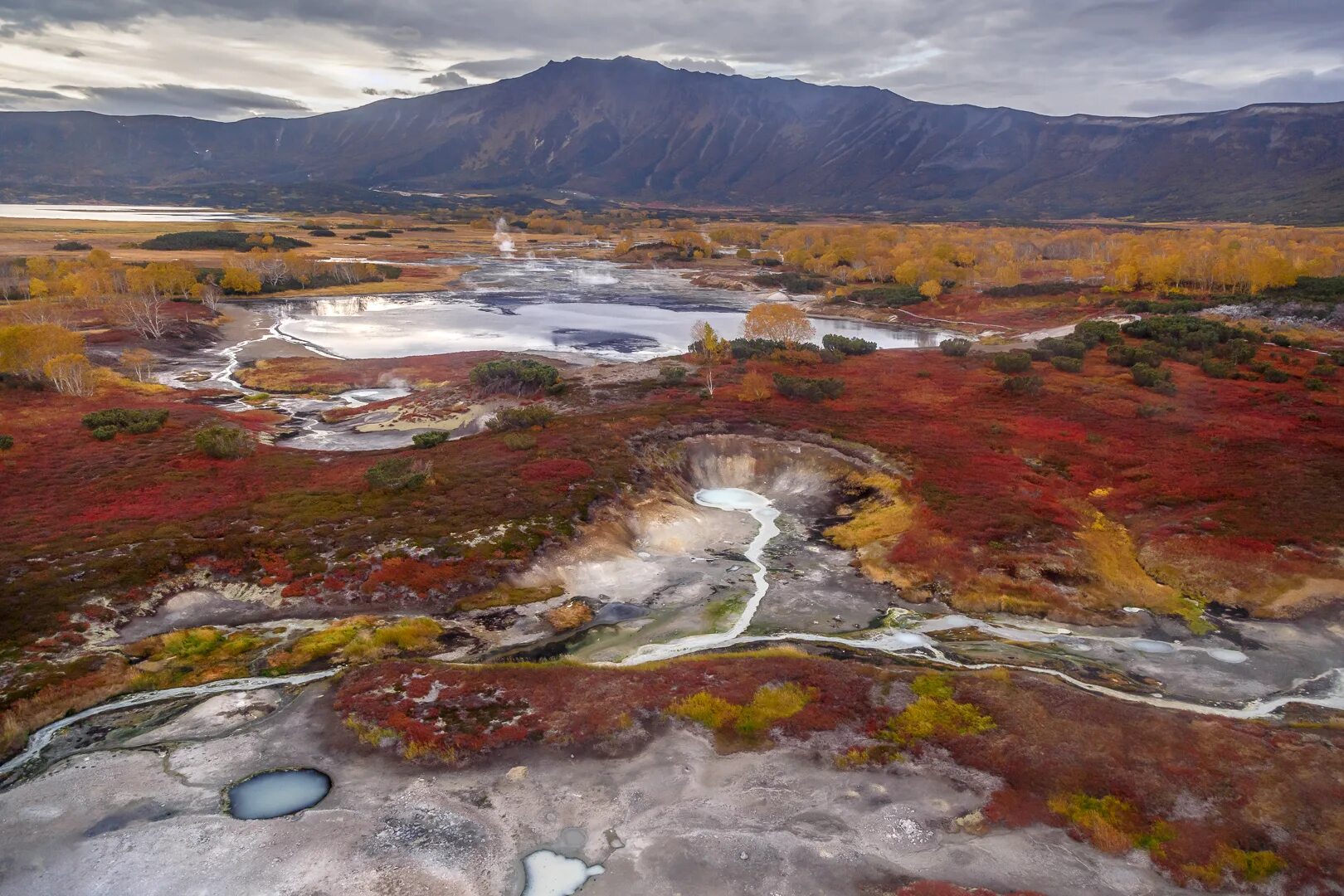 Вулкан узон камчатка. Лавовое озеро вулкана эрта але. Кальдера вулкана узон. Кальдера узон камчатка. Кальдера вулкана узон.