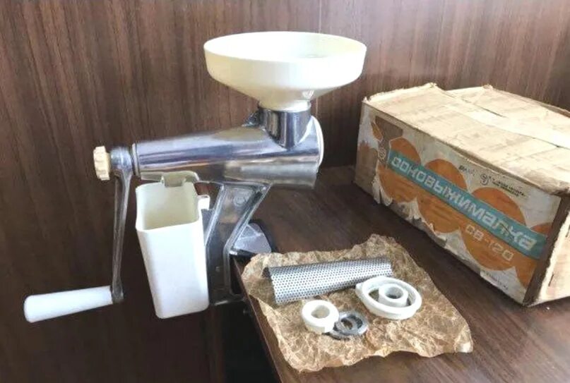 Как собрать советскую соковыжималку. Соковыжималка св 120, СССР, шнековая. Соковыжималка св120 комплектация. Соковыжималка шнековая СССР ручная св120. Соковыжималка св-120 механическая