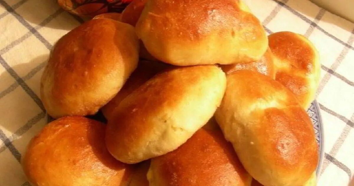 Пирожки с капустой в духовке на дрожжевом. Пирожки печеные с капустой. Пирожки с капустой на дрожжевом тесте. Пирожки печеные. Пирожки печеные из дрожжевого теста.