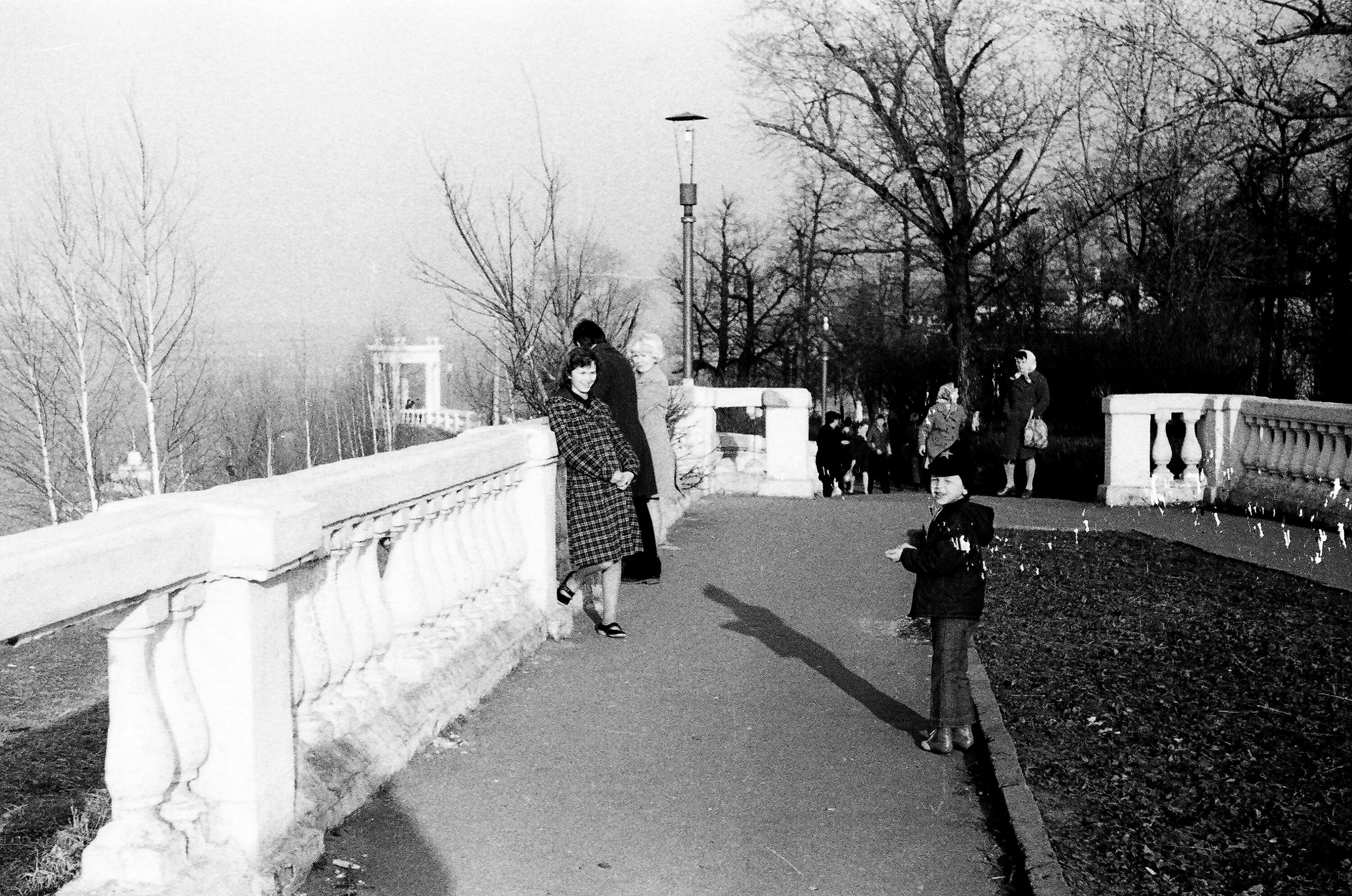 Апрель 1976. Аллея тишины чебоксары. чебоксарская набережная 1991 год. старое фото чебоксары набережная. чебоксары 1976 год фотография пожрать.