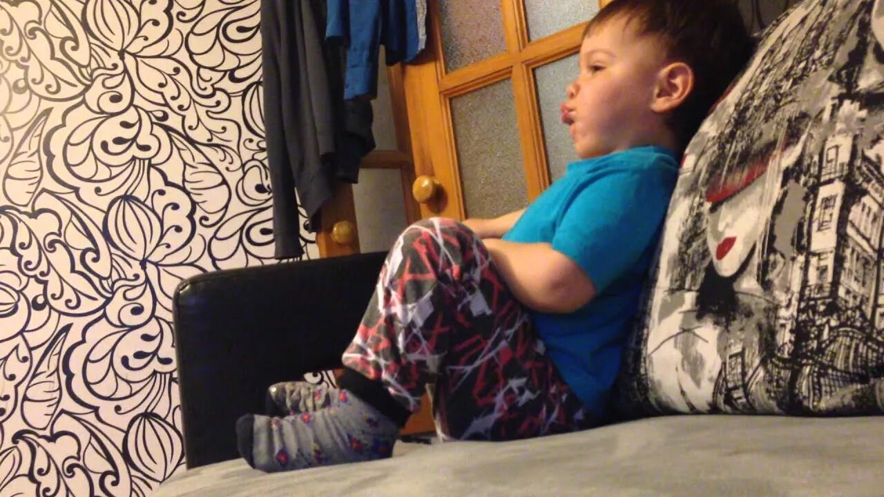 Постоянное пукание причины. Почему ребенок часто пердит. Анекдоты про брежнева. Часто пукаю. Ребенок год постоянно пукает.