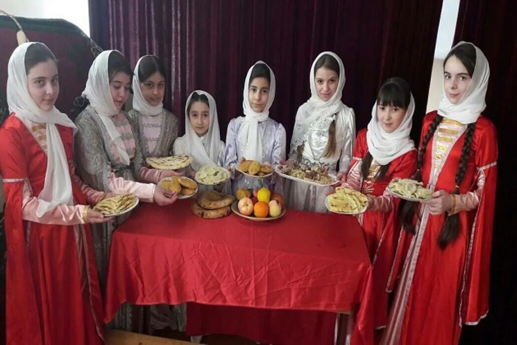 Чеченский национальный костюм мужской. Чеченская национальная одежда. Народность чечни северный кавказ. Чеченскому и ингушскому народу. Народы кавказа ингуши национальный костюм.