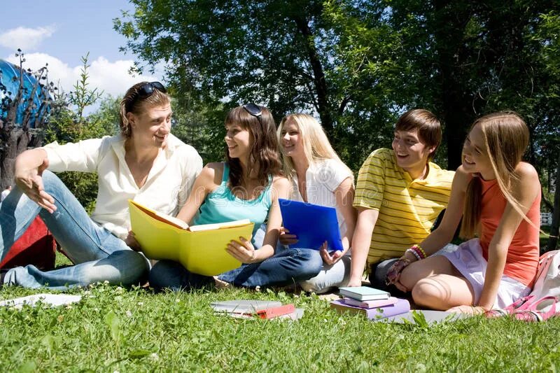 Student park. Студенты в парке. Подростки сидят в кругу. Студенты в парке фото. Интересные мероприятия в парке.