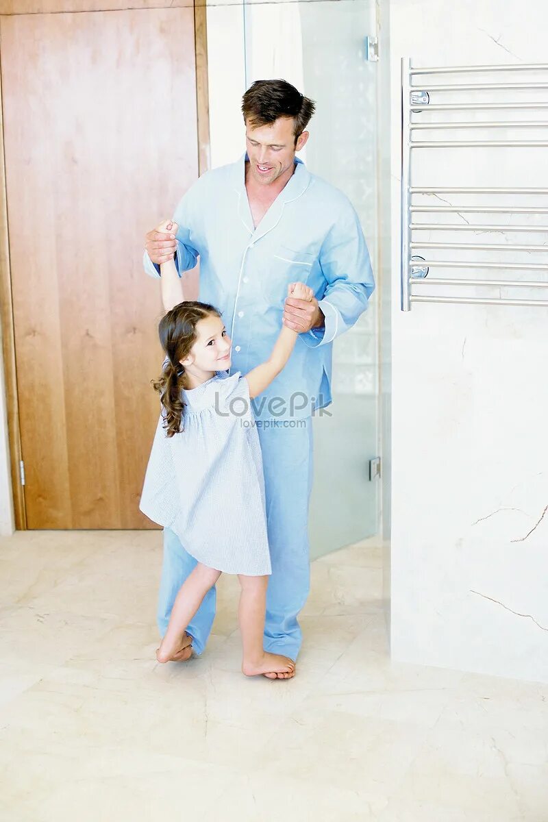 Дети в ванной с папой. Дочка ванна. Муж купает ребенка. Дети в ванной с папой. Доченька купается в ванной.