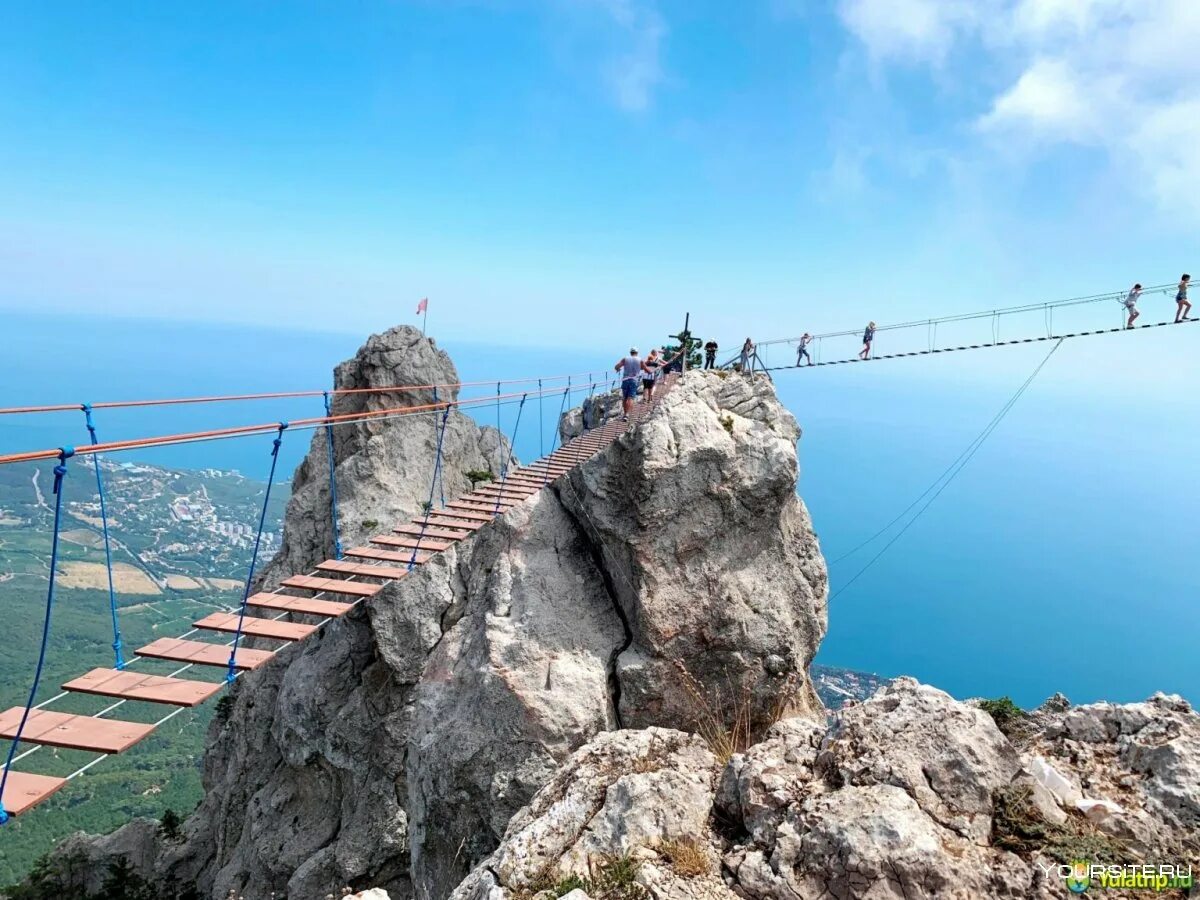 Горе в крыму. Гора ай петри. крым ялта гора ай-петри. гора ай-петри в крыму канатная. ялта гора ай-петри мост.