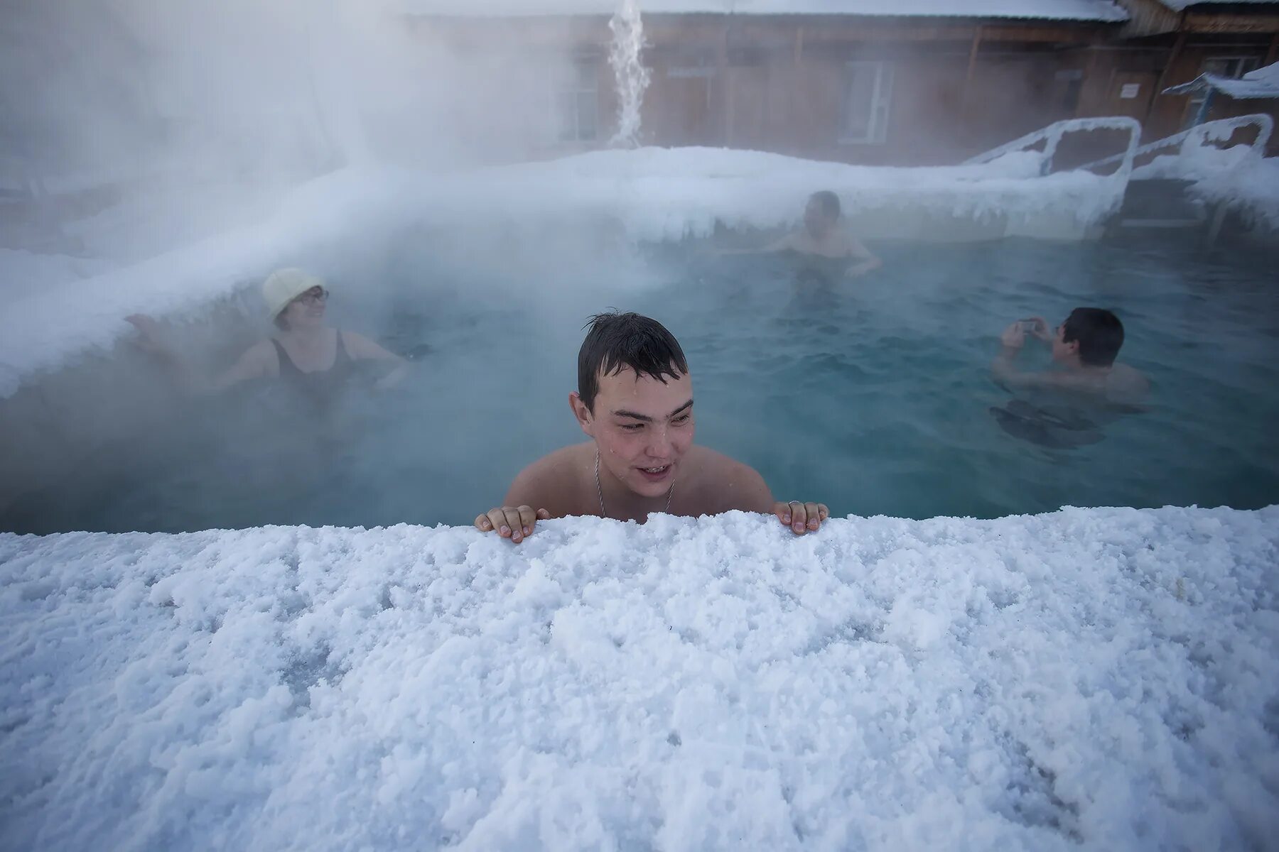 Купание в источнике зимой. Купание в горячих источниках. Фотосессии на горячих источниках зимой. Купание в горячих источниках зимой. Мальчик купается зимой.