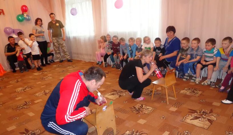 Спортивный досуг в детском саду. Спортивное мероприятие ву доув. Эстафеты папа мама я спортивная семья в детском саду. Спортивное мероприятие в детском саду с родителями. Спортивное мероприятие в детском саду с родителями.