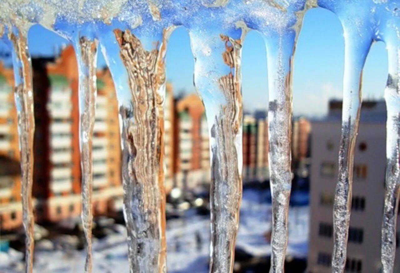 сосульки тают. весенняя капель. сосульки капель. сосульки тают. сосульки в городе.