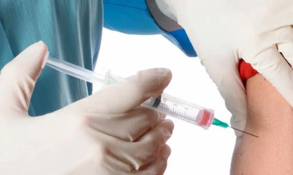 Внутривенное введение лекарственных средств. Внутривенное введение лекарственных средств. Инъекционное введение лекарственных средств. Набирает лекарство в шприц. Парентеральные пути введения лекарственных веществ.